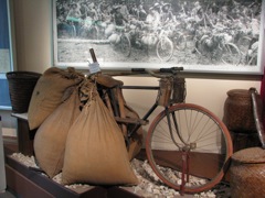 館内展示−ホーチミンルートの運搬用自転車