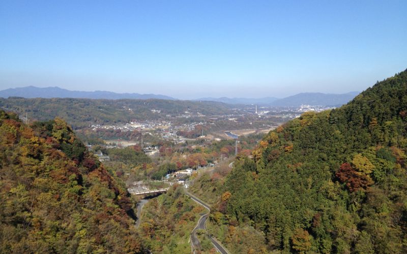 浦山ダムから秩父市街を望む