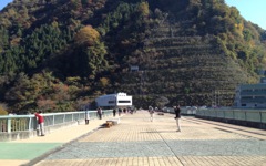 ゆったりとした浦山ダムの上