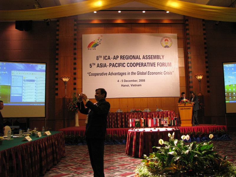 ICA地域総会会場（画面はタニジャ氏）