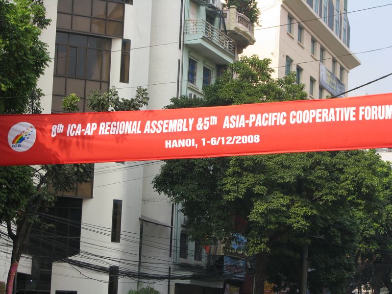 市内大通りの歓迎の横断幕（英語）