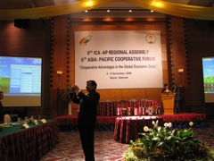 ICA地域総会会場（画面はタニジャ氏）