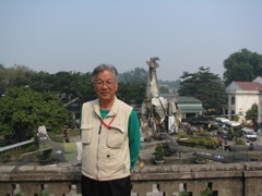 博物館中庭展示の米軍飛行機や兵器の残骸