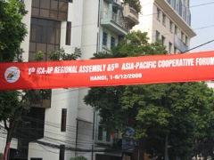 市内大通りの歓迎の横断幕（英語）