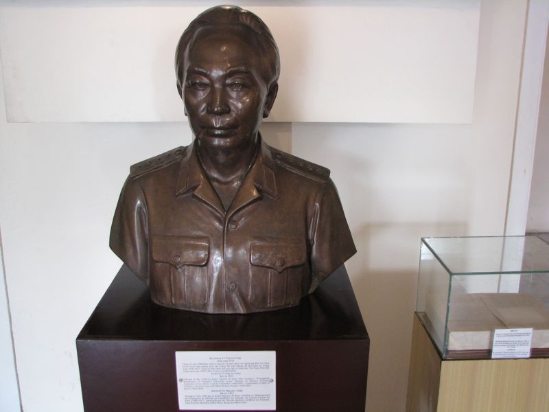 革命博物館–ボーグエンザップ将軍胸像