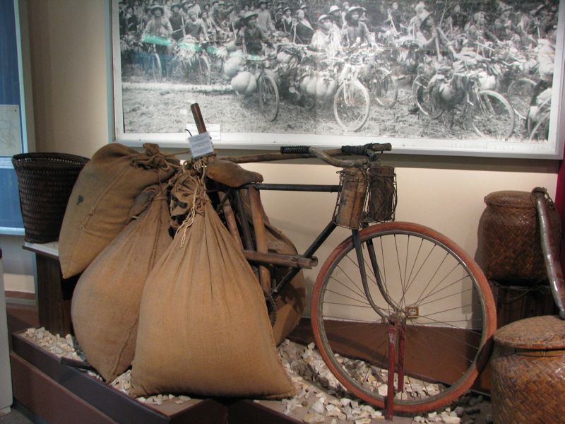 館内展示−ホーチミンルートの運搬用自転車