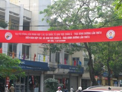 市内大通りの歓迎の横断幕（ベトナム語）